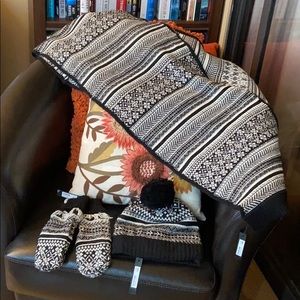 🌟NEW! Love & Lore mittens, toque & scarf
